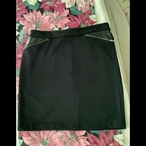 Premise petite black skirt 12P with faux leather zip pockets. In good sh…